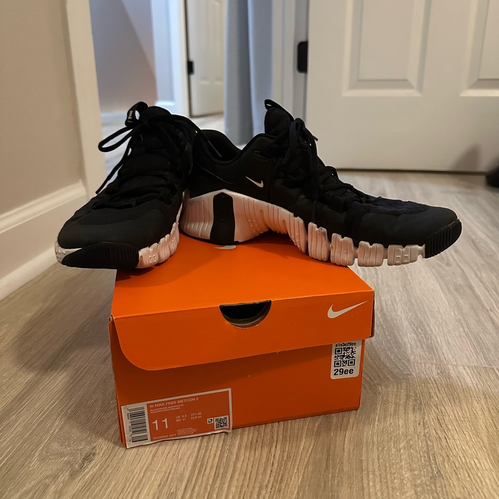 Womens Nike Free Metcon 5 black & white size 11